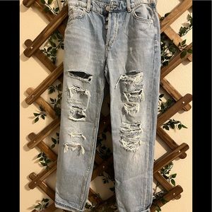 US size 0 jeans from H&M, they fit perfectly!! Only worn once